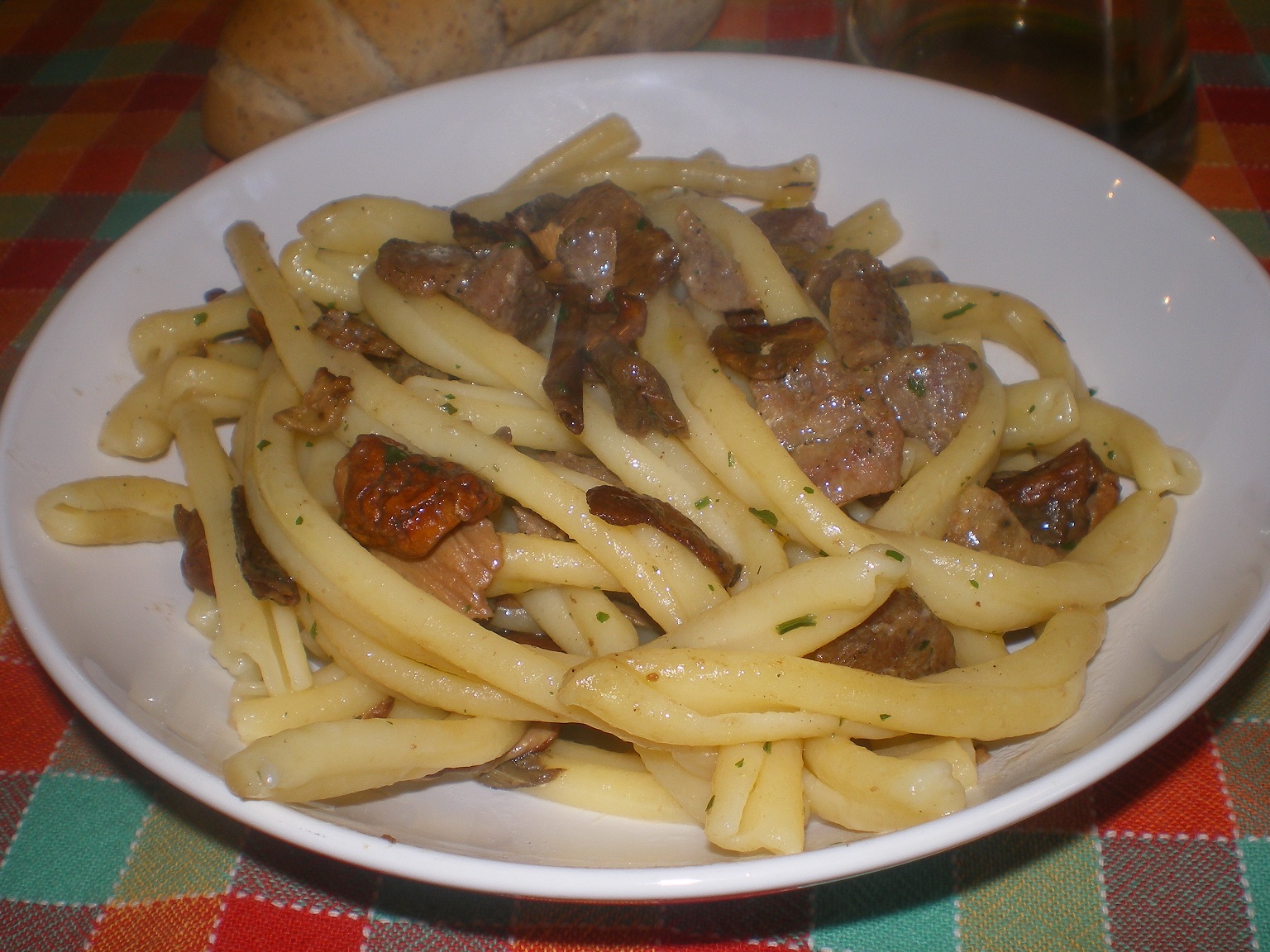 Scrap, cucina e fantasia CASERECCE CON PORCINI, SALSICCIA E PEPERONCINO