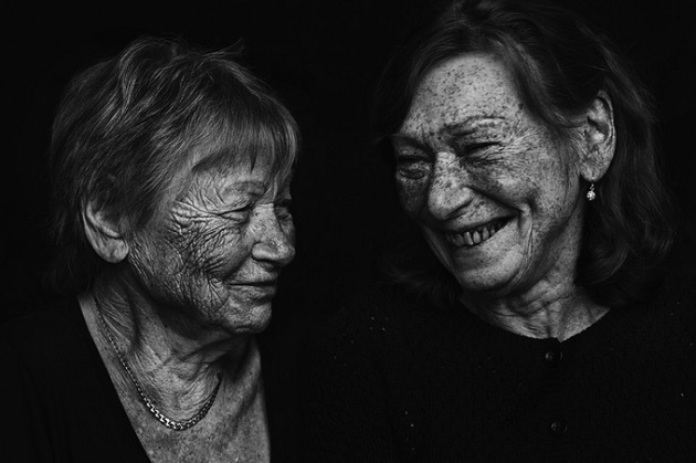 photo by Jonas Carmhagen, fotos en blanco y negro chidas inspiradoras, smiling freckled mature women