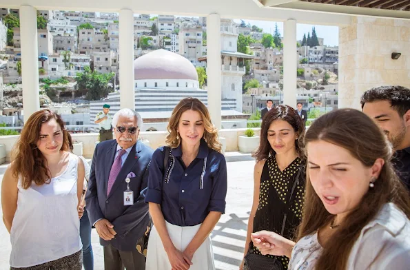 Queen Rania visits Amman Design Weeks exhibition at the Raghadan Terminal in Amman. Fashions, style weeks