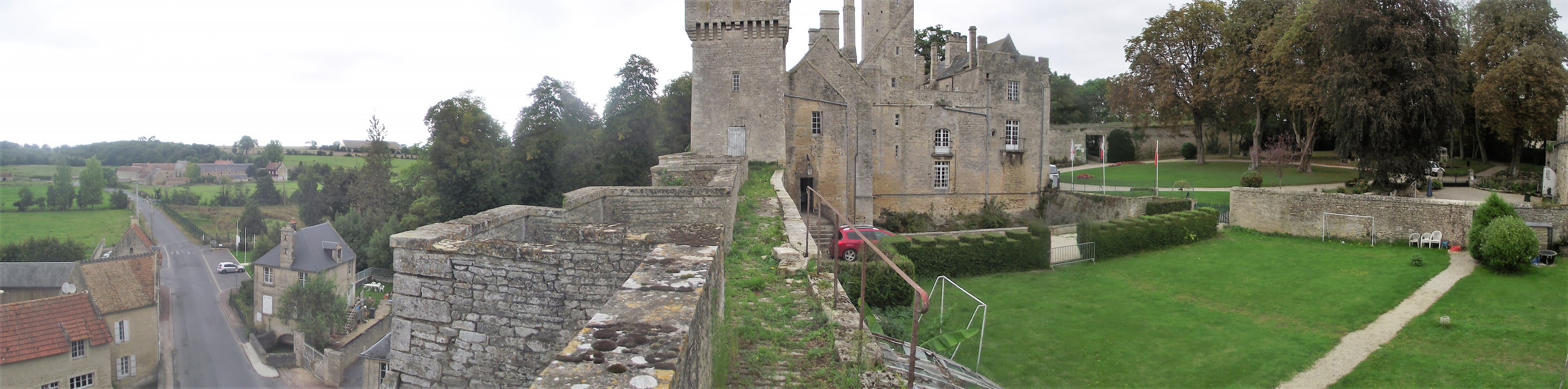 Creully sur Seulles Panoramiques sur les remparts du château de Creully.