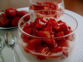 Trifle de fresas con yogurt griego 