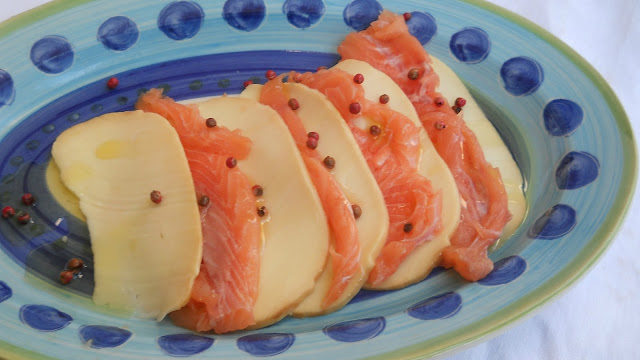 carpaccio di salmone e provola affumicata