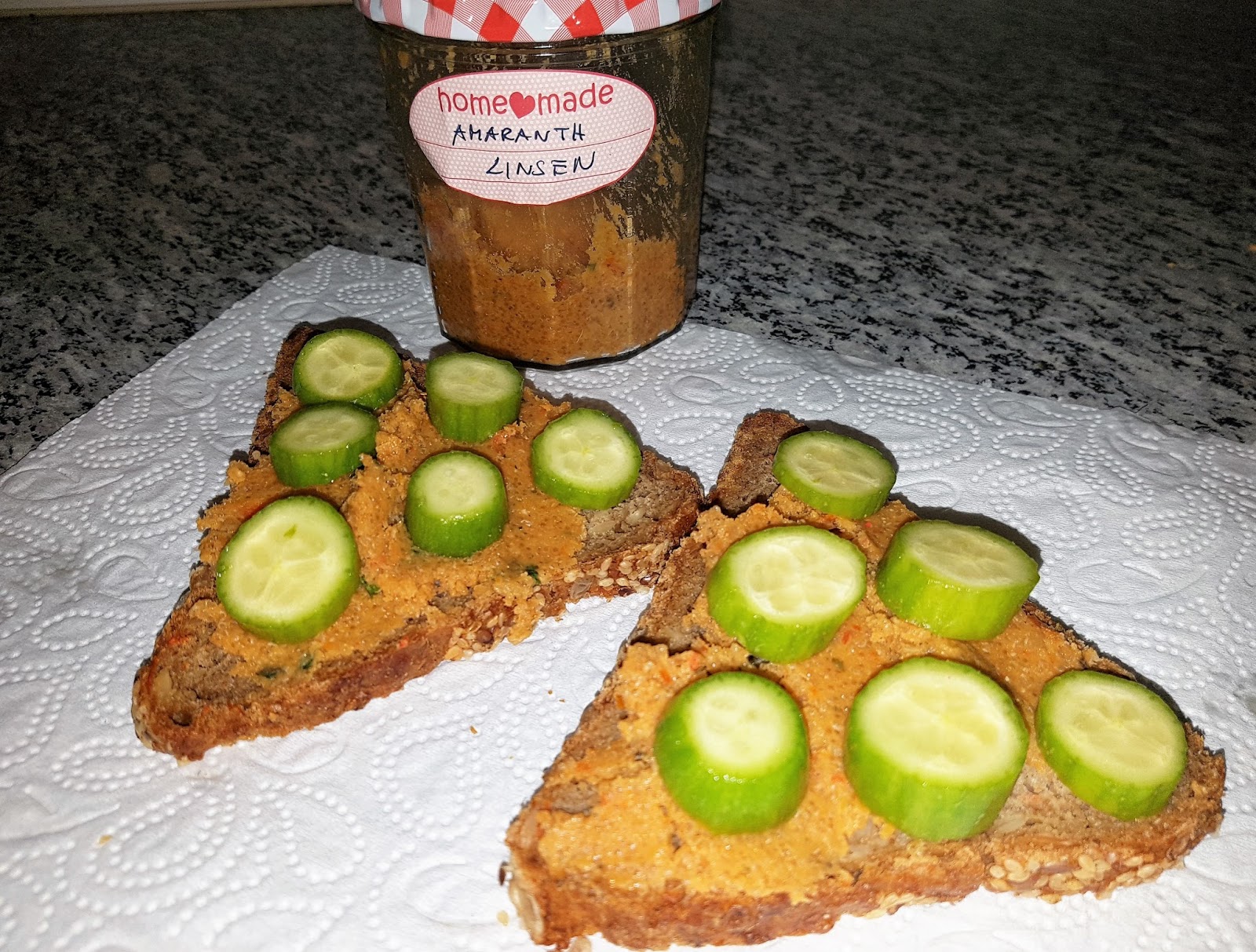 Brotaufstrich aus Amaranth und roten Linsen (vegan) Brotaufstrich aus Amaranth und roten Linsen (vegan)