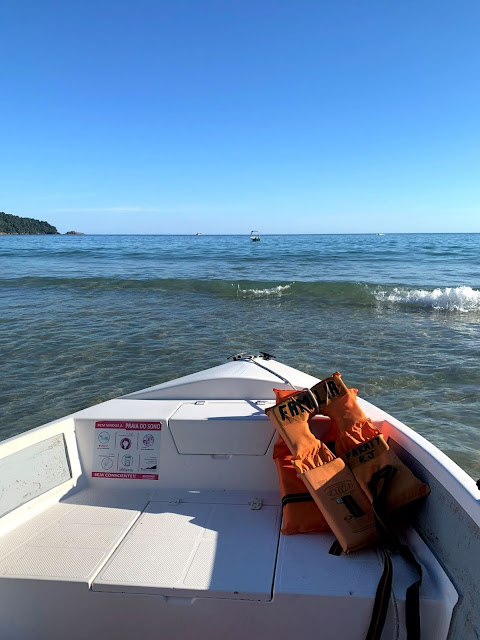 Praia do Sono em Paraty borda de lancha rapida com aguas do mar no horizonte
