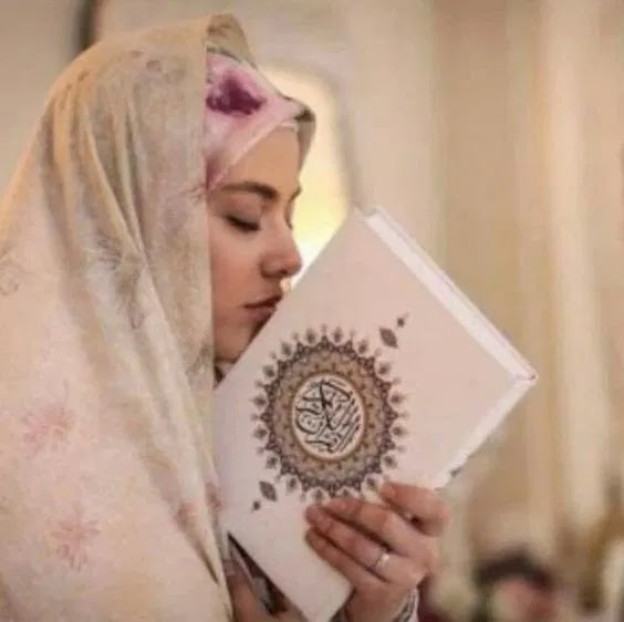 صور بنت تحمل مصحف .. رمزيات بنات ماسكين مصحف