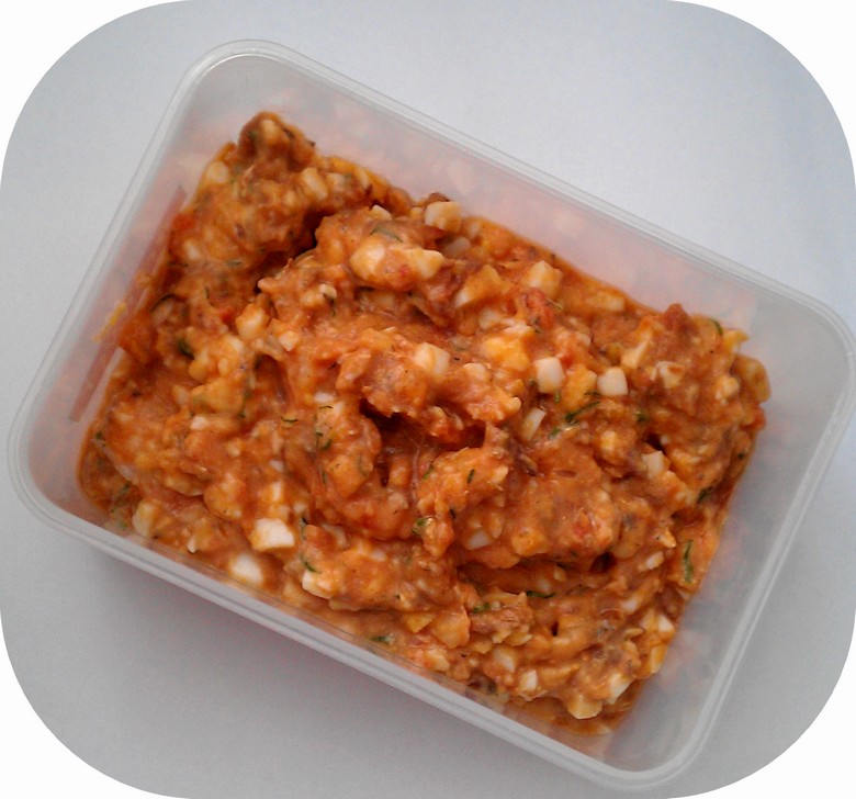 Rybnojajeczna pasta na chleb. Rodzynka o jedzeniu.