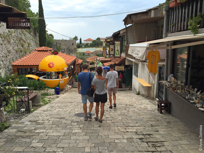 Туристическая улица около Старого Бара, Черногория