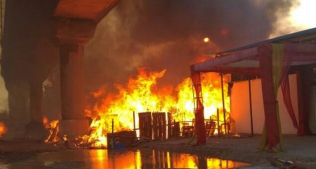 মাঝরাতে কলকাতার অভিজাত বস্ত্র বিপনীতে আগুন, এখনও নিয়ন্ত্রনে আসেনি 1 মাঝরাতে কলকাতার অভিজাত বস্ত্র বিপনীতে আগুন, এখনও নিয়ন্ত্রনে আসেনি