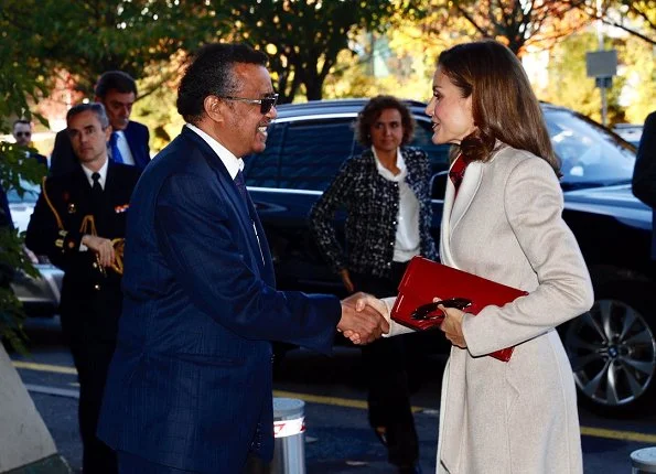 Queen Letizia wore Burberry Satin Crepe Trench Dress, Lodi pumps,and carried Reliquiae micro archy rojo clutch bag