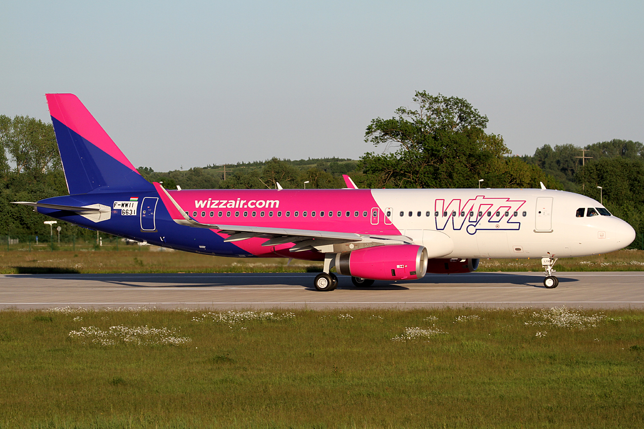 Авиакомпания wizzair. Wizz Air a320. Wizz Air a319. Airbus a320 Wizz Air. Wizz Air livery a320 TOLISS.