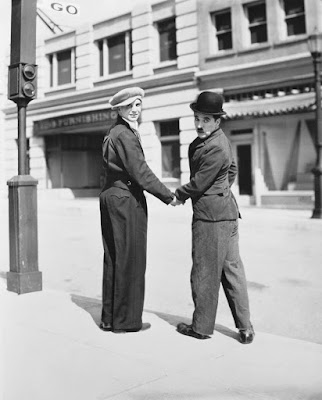 Чарли Чаплин и Джеки Куган в декорациях фильма "Новые времена" (ок. 1935)