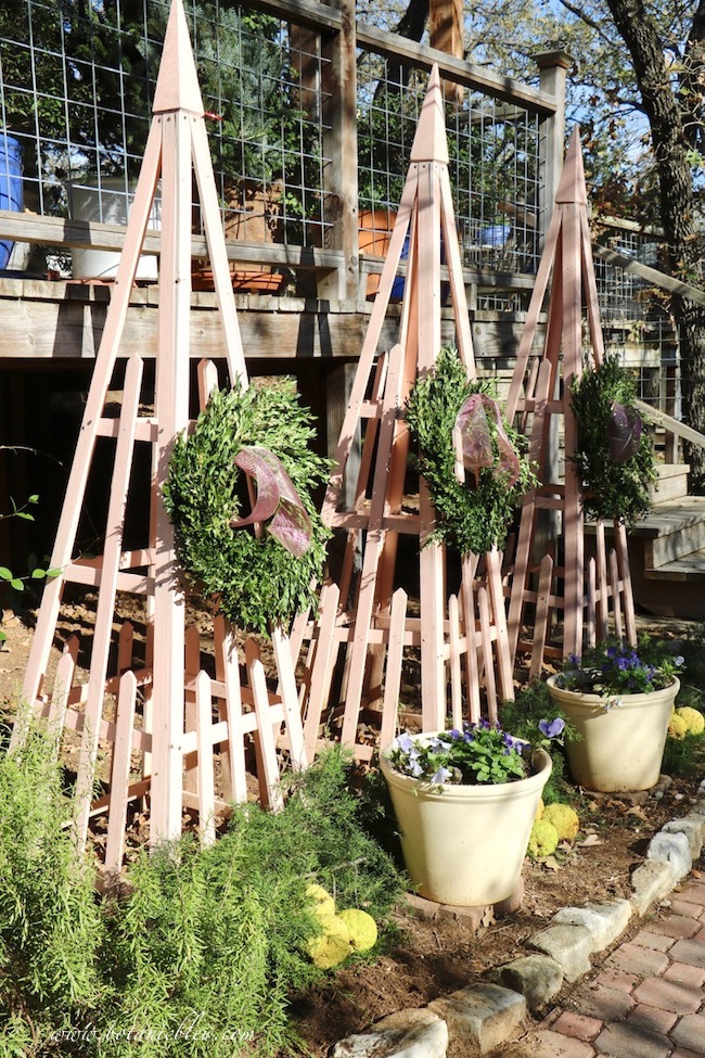 Botanic Bleu Peach Trellis Christmas Greenery