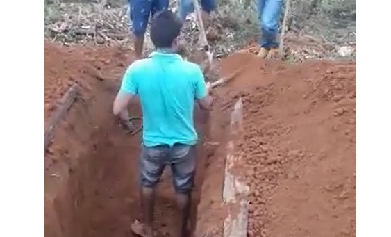 Sem coveiro, pai cava a sepultura do próprio filho em cemitério de  Medicilândia, no Pará
