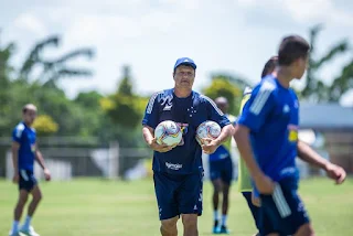 Zagueiro Cacá deu lugar a Manoel; time da estreia começou a ser esboçado