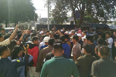 Begini Kronologinya! Anggota DPRD Dari Demokrat Yang Babak Belur Dihajar Massa Karena Ngunggah Meme Rizieq Dan Amien Rais Begini Kronologinya! Anggota DPRD Dari Demokrat Yang Babak Belur Dihajar Massa Karena Ngunggah Meme Rizieq Dan Amien Rais