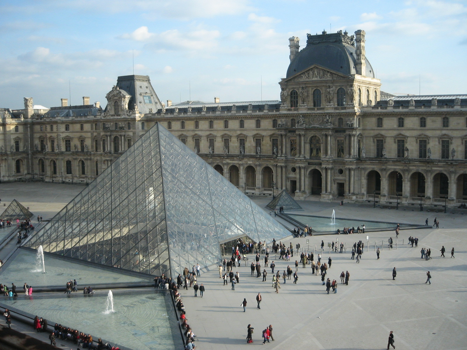 Музей в париже 4. Лувр. Париж. Пирамида Лувра в Париже. Музей в Париже со стеклянной пирамидой. Пирамида в Лувре.