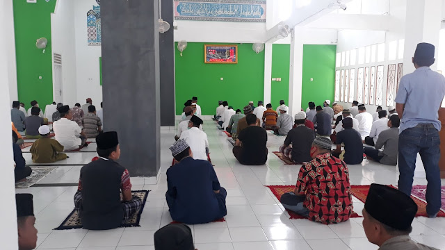 Jaga jarak jamaah di Masjid Agung Kota Gunungsitoli Pulau Nias
