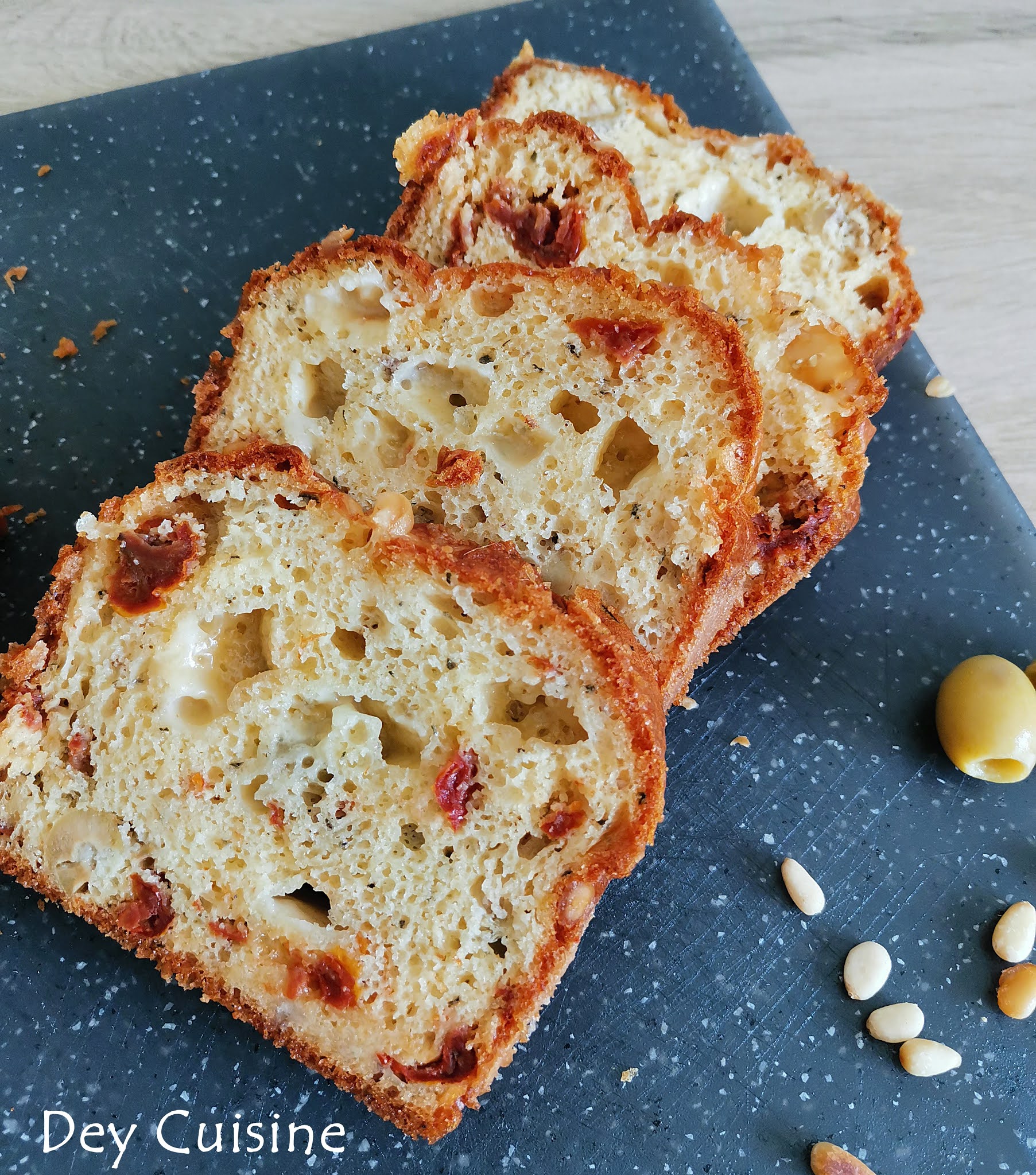 Dey cuisine Cake olive, tomate séchée & comté