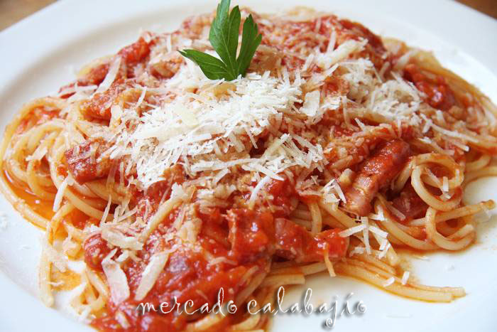 Receta de spaghetti all'amatriciana (con salsa de tomate casera) | Mercado  Calabajío