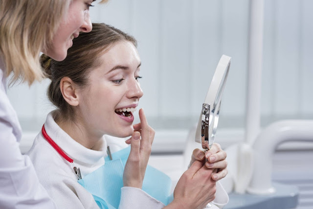 Co robić po zabiegu wszczepienia implantu zębów - leczenie Dentysta Toruń