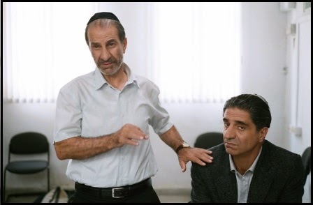 Sasson Gabai y Simon Abkarian en Gett: el divorcio de Viviane Amsalem (Ronit Elkabetz y Shlomi Elkabetz, 2014)