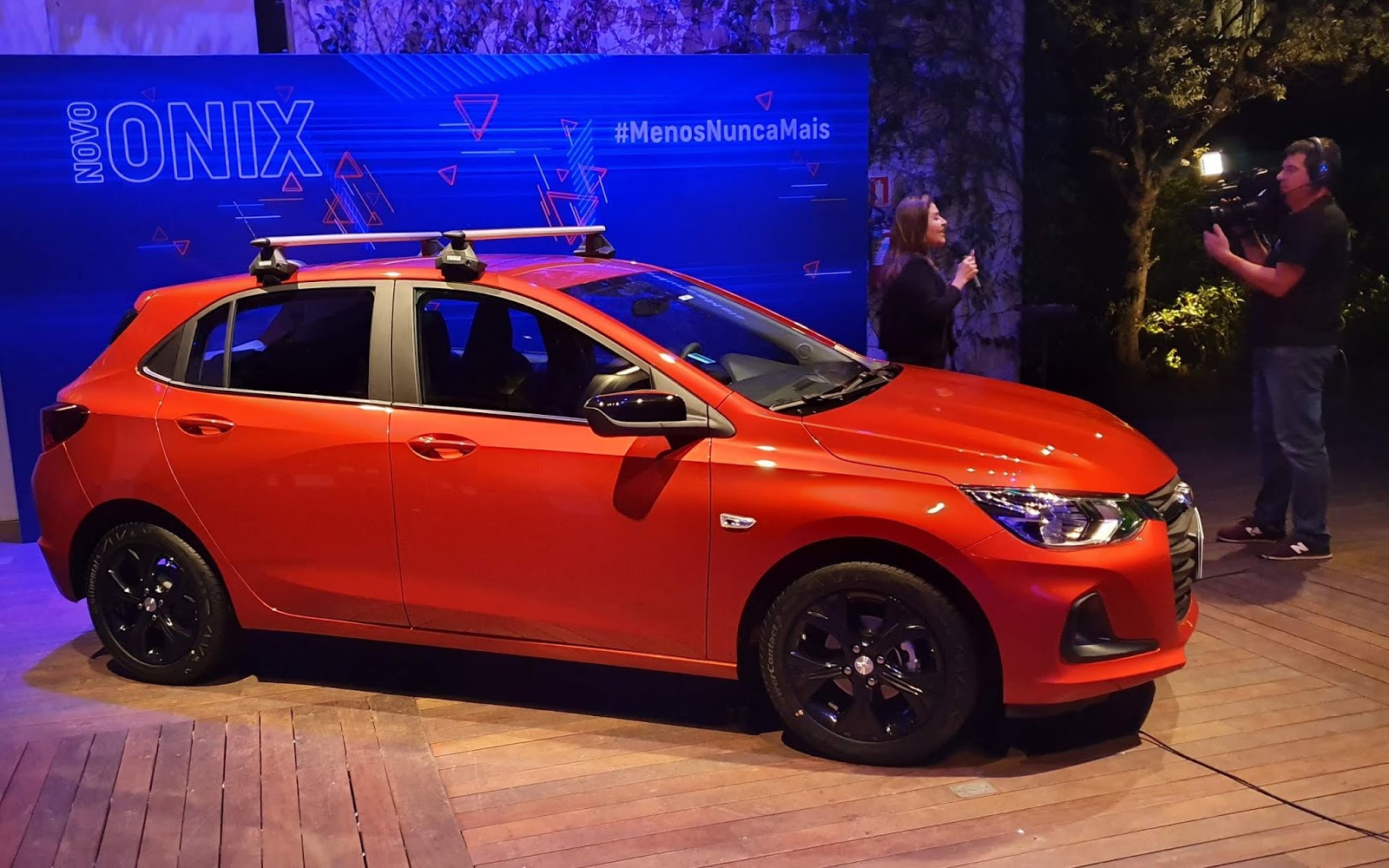 Novo Chevrolet Onix Hatch 2020 - preços, consumo e ficha técnica - veja  fotos e vídeo