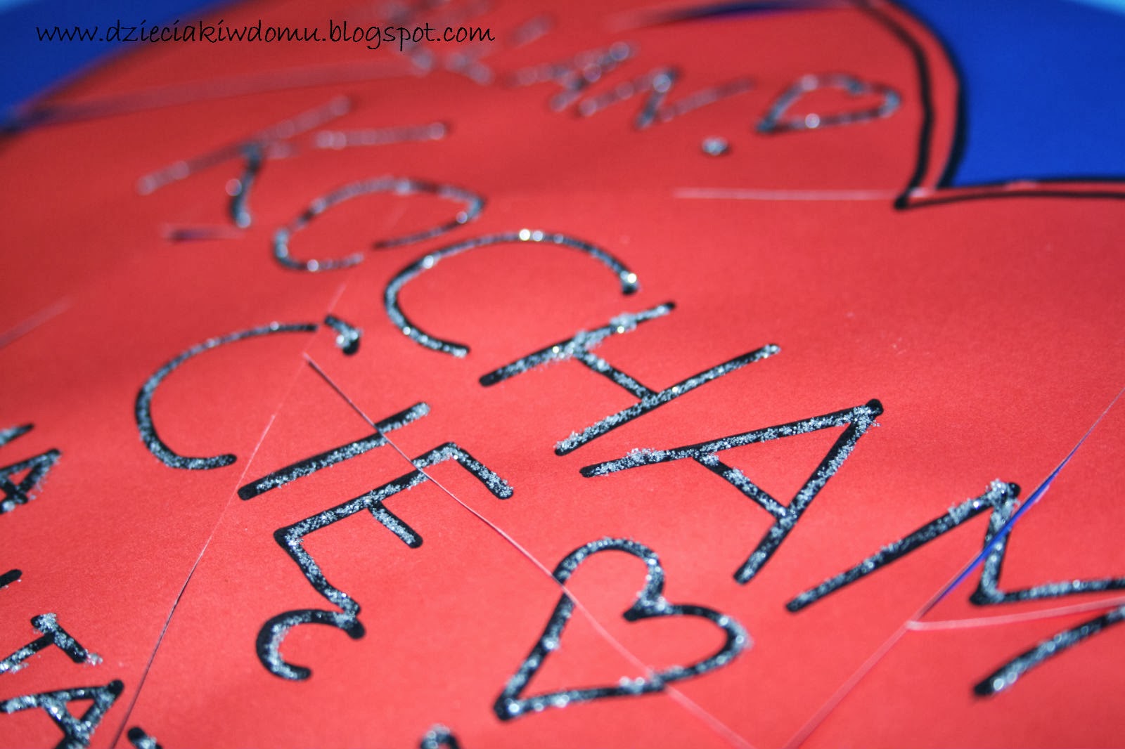 kreatywna walentynkowa zabawa z dziećmi, puzzle, układanie obrazka z kilku części, ćwiczenie percepcji wzrokowej