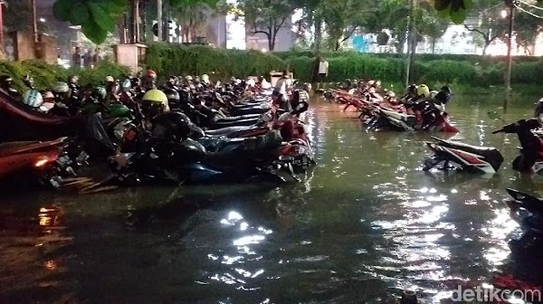 Surabaya Banjir, Warganet 'Salahkan' Gubernur DKI: "Anies Kerjanya Ngapain Aja, Surabaya Ampe Banjir Gini"