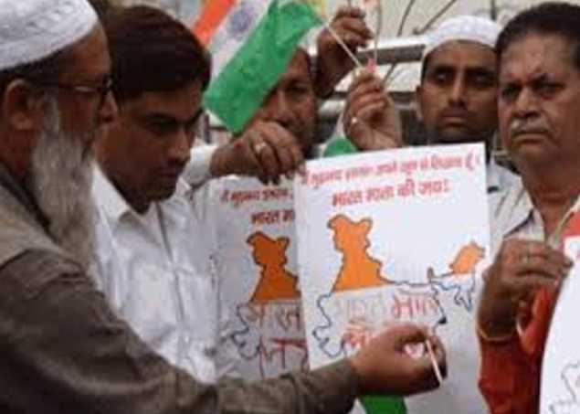 यूपी:मुस्लिमों ने खून से लिखा 'भारत माता की जय'