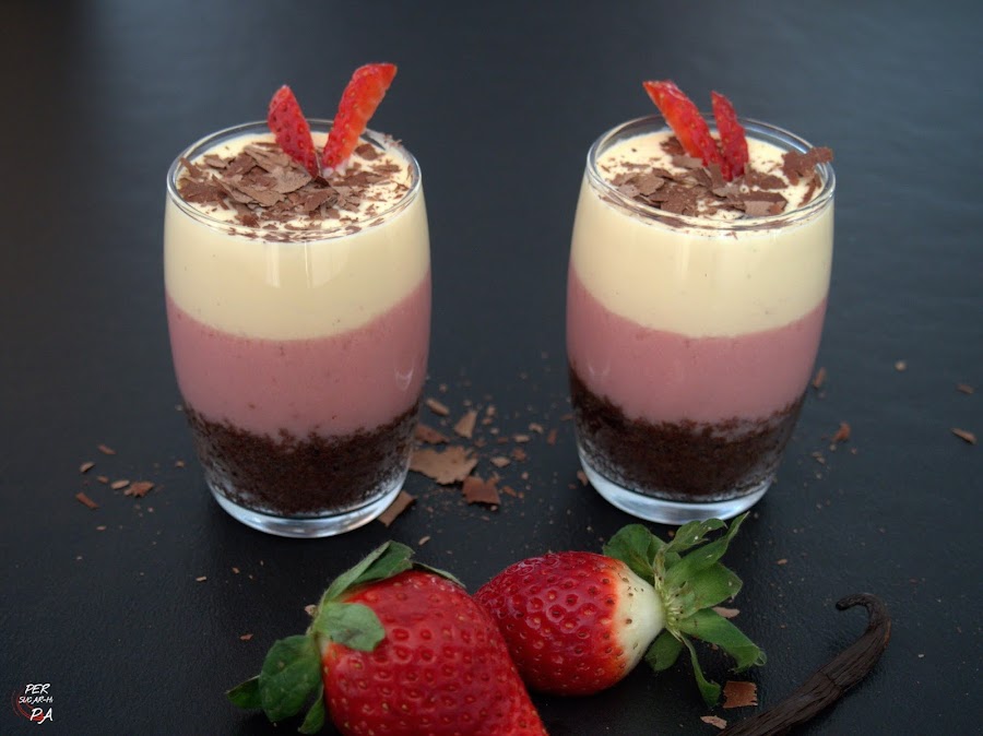 Chocolate, fresa y vainilla, los sabores y colores del típico Neapolitan en texturas diferentes: brownie, panacota y crema inglesa