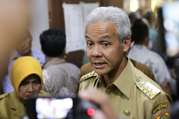Gubernur Jateng Beri Laptop ke Siswa yang Tonton Film Porno, Warganet