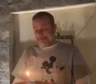 شريف منير يحتفل بعيد ميلاده : بتعليق بفيديو " كل عام وأنا طيب " مع الأسرة