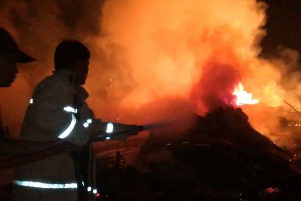 Gara-gara Gas Elpiji, Kandang dan 4.000 Ekor Ayam Di Mondokan Hangus Terbakar Gara-gara Gas Elpiji, Kandang dan 4.000 Ekor Ayam Di Mondokan Hangus Terbakar