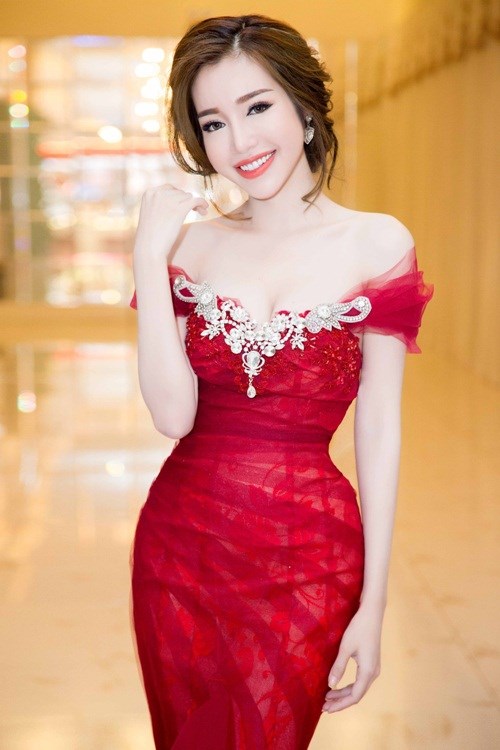 e6d803a37befe6a8df98000613c60fb0 Bà mẹ 2 con Elly Trần giữ da mướt mọng như thế nào?