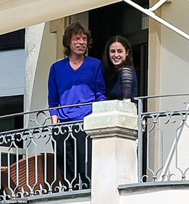 1a2 72 year-old Mick Jagger's pregnant 29 year old girlfriend shows off her baby bump