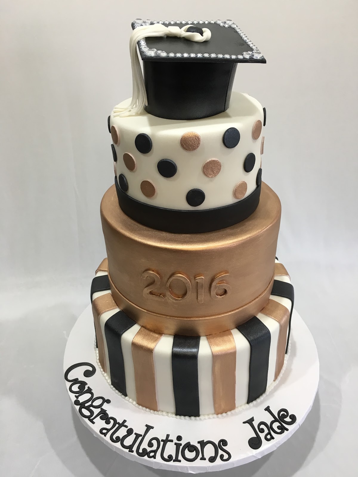 MyMoniCakes Rose gold and black graduation cake