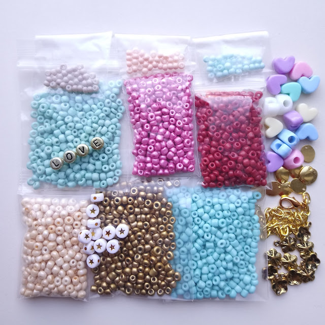 Materialen vrolijke armbandenset met hartjes en letterkralen