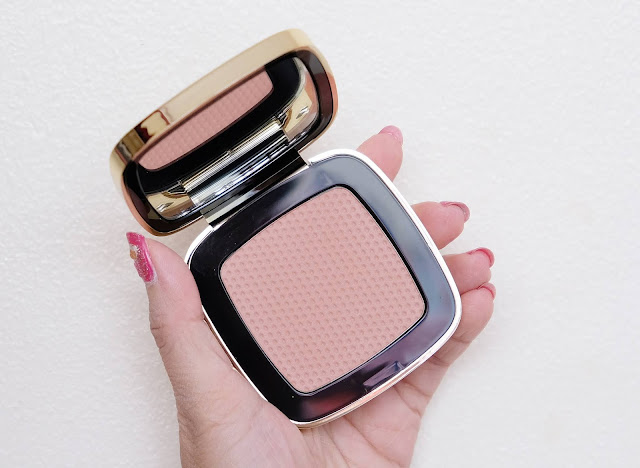 a photo of Claudia Schiffer Blusher Blush Review in shade Hot Sand by Nikki Tiu of www.askmewhats.com