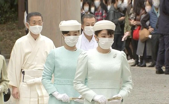 Princess Mako and Princess Kako visited Meiji Jingu shrine. Emperor Meiji and Empress Dowager Shoken. The Princess wore a light blue long dress