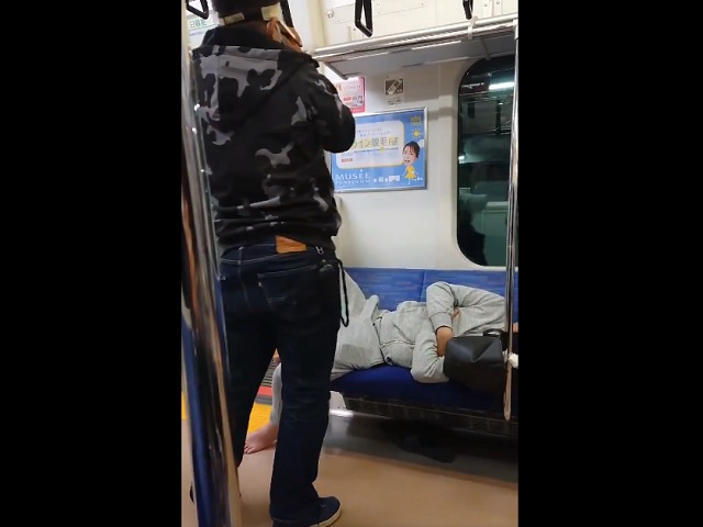 Nekat, Pria ini Mencuri Dari Seseorang yang Tertidur di Kereta