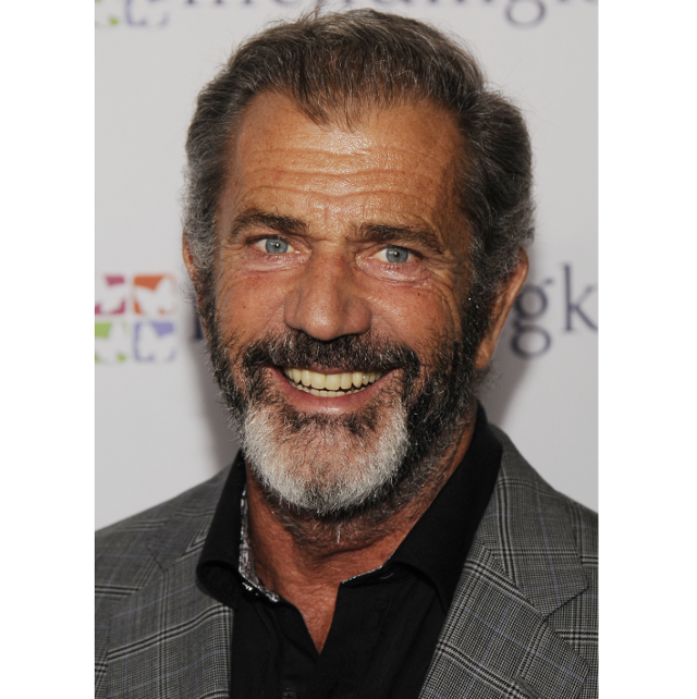 El actor Mel Gibson sonríe con barba