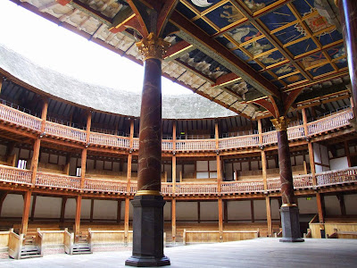 « Globe Theatre Innenraum » par Tohma — Travail personnel. Sous licence GFDL via Wikimedia Commons - http://commons.wikimedia.org/wiki/File:Globe_Theatre_Innenraum.jpg#/media/File:Globe_Theatre_Innenraum.jpg