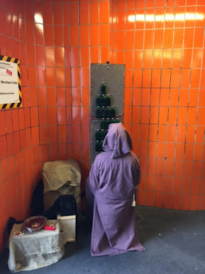 Musikerin mit Flaschen