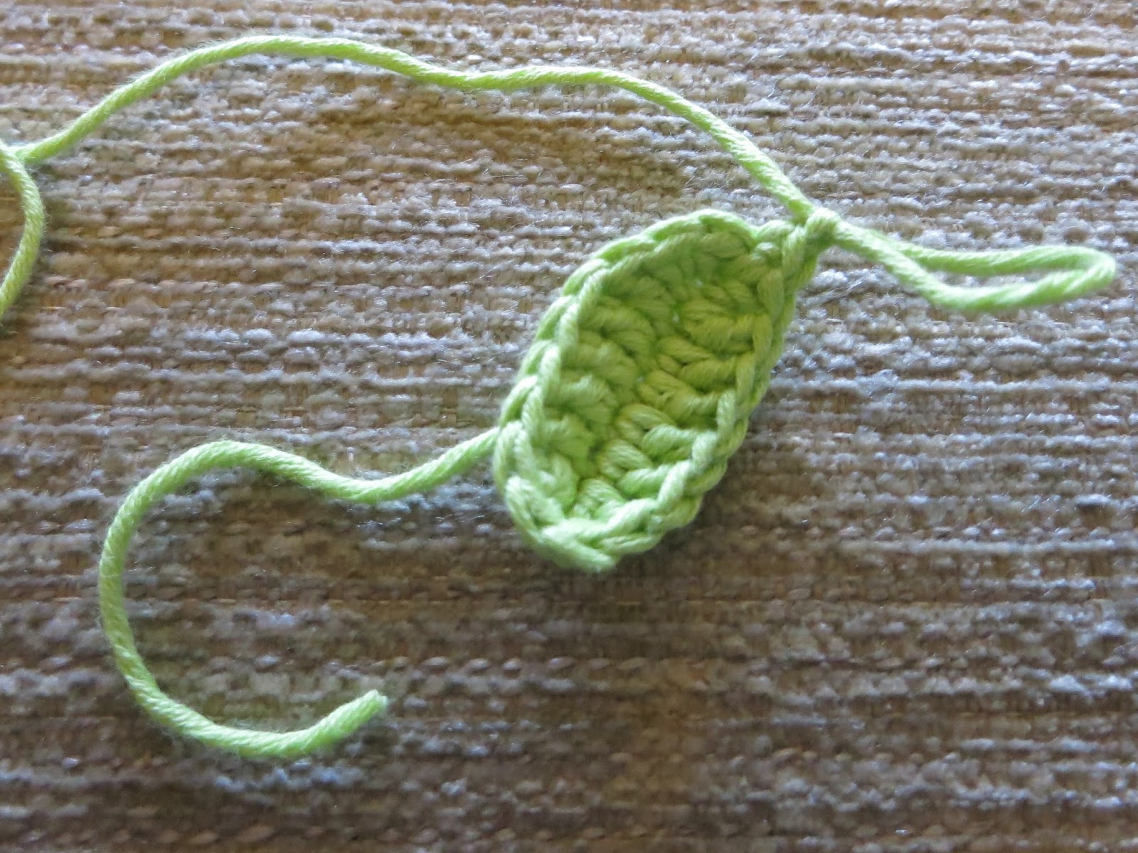 Mrs Craftypants Free crochet flower, stem and leaf pattern.