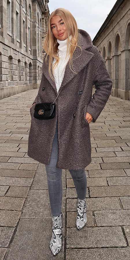 Searching for coats for winter? Find womens fall coat + winter outfits coat + coat style. | 35+ Cute Coat Outfits for Every Day of the Month. Winter Coats Women via higiggle.com #coats #winteroutfits #winterstyle #fashion