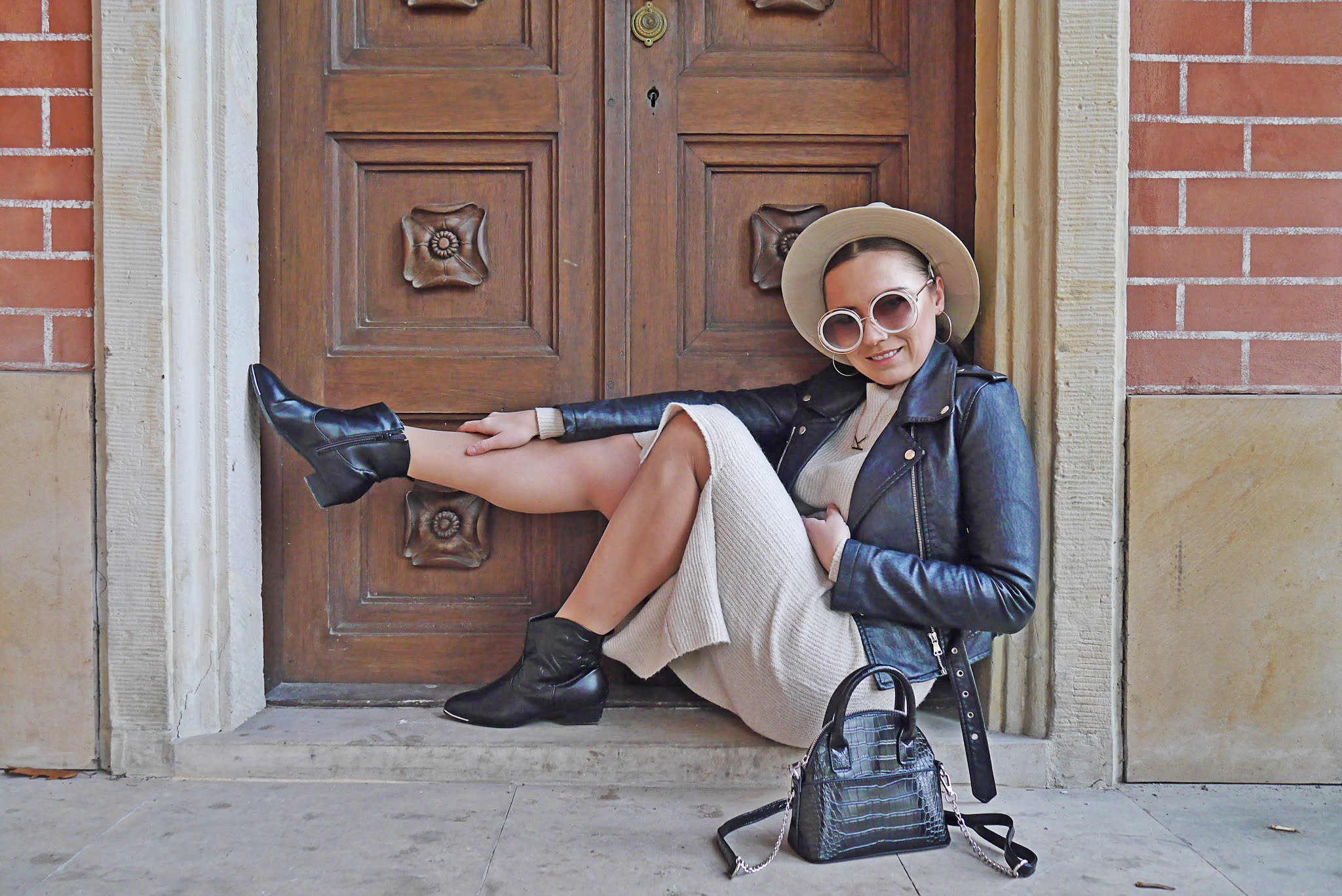 blog modowy blogerka modowa karyn puławy beżowy komplet sweterkowy bonprix spódnica sweter ramoneska czarne kowbojki torebka kuferek kapelusz okulary przeciwsłoneczneQA