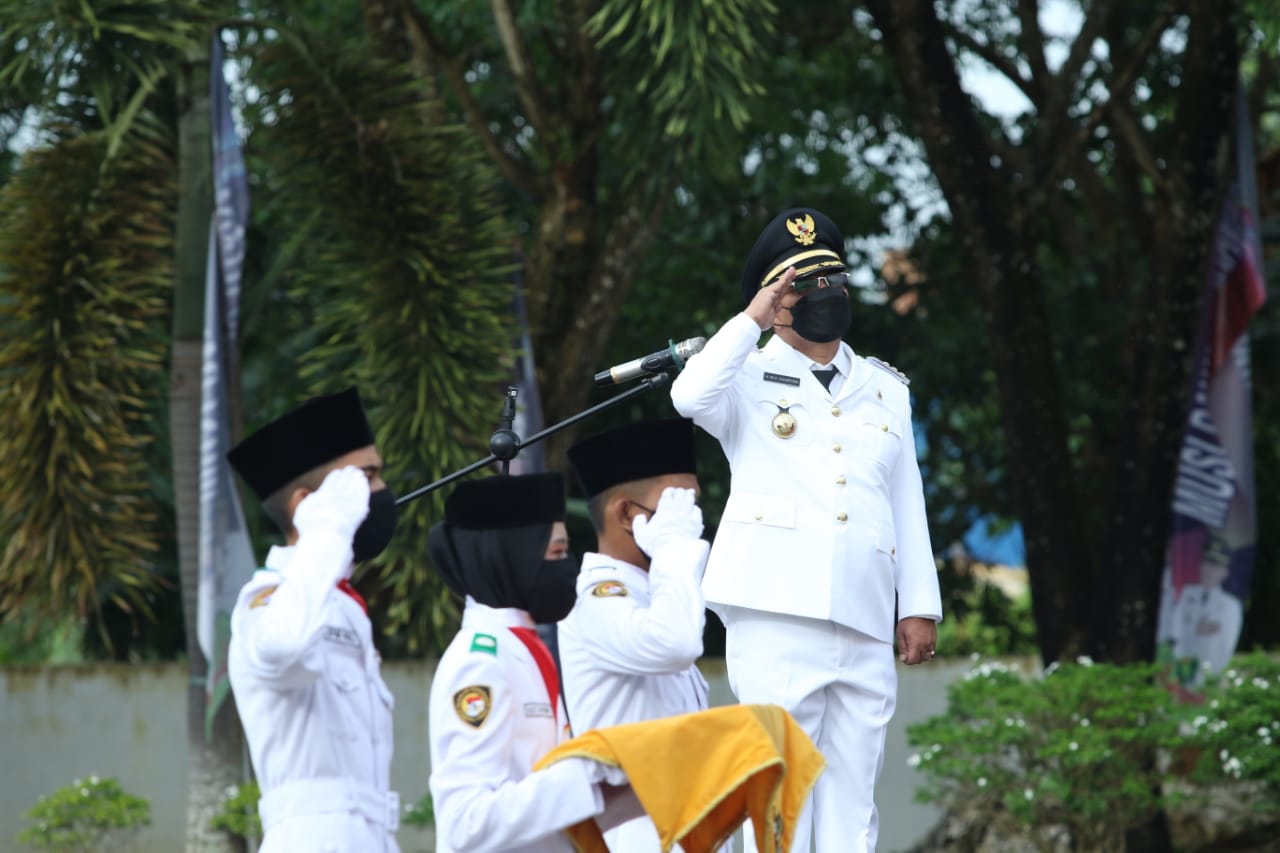 Bupati Muratara H. Devi Suhartoni (HDS) saat penghormatan Bandera Merah Putih. (Poto/Ist)