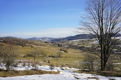 W oddali Kaczorów, widok spod podnórza Dudziarza