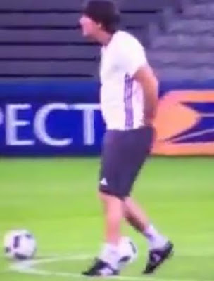 1 TF? Germany coach smells his balls again in public (photo/video)