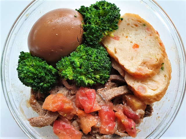今日午餐：雞捲、滷蛋、青花菜、蕃茄炒牛肉，2021.04.28